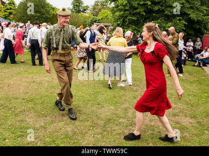 Paar swing Tanzen im authentischen 40er Outfits Schwingen im Tal Gärten auf 1940 s Tag, Harrogate, England, UK, 23. Juni 2019. Stockfoto