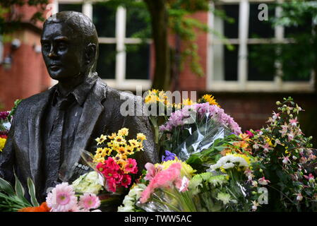 Alan Turing Statue mit Blumen Stockfoto