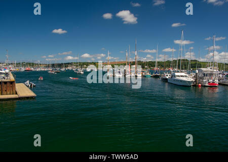 Falmouth Harbour an einem sonnigen Tag Stockfoto