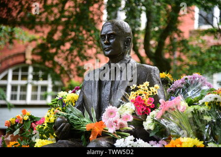 Alan Turing Statue mit Blumen Stockfoto