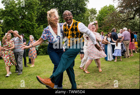 Energetische Paar tanzen und Spaß auf 1940 s Tag, Harrogate, England, UK, 23. Juni 2019. Stockfoto