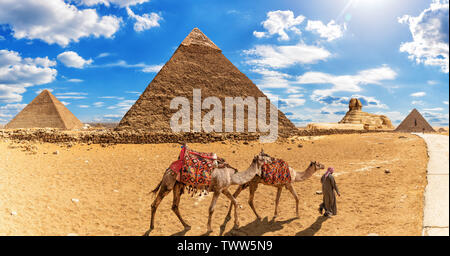 Die Beduinen mit kamelen vor den Pyramiden und der Sphinx von Gizeh. Stockfoto