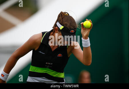 Devonshire Park, Eastbourne, Großbritannien. 23. Juni 2019. Natur Tal International Tennis Turnier; Johanna Konta (GBR) dient der Dayana Yastremska (UKR) Credit: Aktion plus Sport/Alamy leben Nachrichten Stockfoto