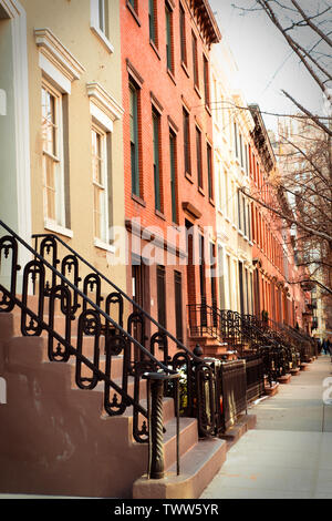Reihe von schönen Ziegel und brownstone New York City Apartments von außen gesehen. Stockfoto