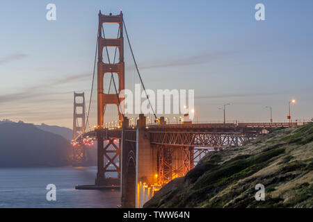 Dämmerung Farben der Golden Gate Bridge von oben Marshall's Strand gesehen. Stockfoto