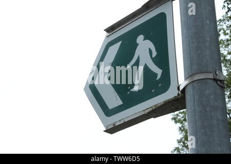 In der Nähe von Fußgängerzone Schild am Eingang zu einem Park in einem Anwesen an einem bewölkten Tag Stockfoto