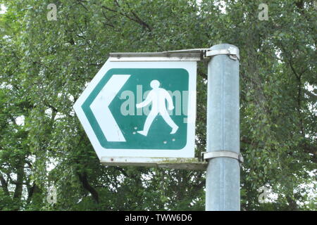 In der Nähe von Fußgängerzone Schild am Eingang zu einem Park in einem Anwesen an einem bewölkten Tag Stockfoto