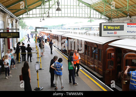 Dampf auf der U-Bahn-Linie District 150, District Line 150. Jahrestag, U-Bahnhof Ealing Broadway, London, UK, 23. Juni 2019, Foto von Richard Gol Stockfoto