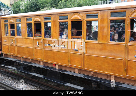 Bezirk Bahnhof Bus Nr. 100, Dampf auf der U-Bahn-Linie District 150, District Line 150. Jahrestag, U-Bahnhof Ealing Broadway, London, UK, 23. Stockfoto