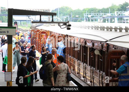 Dampf auf der U-Bahn-Linie District 150, District Line 150. Jahrestag, U-Bahnhof Ealing Broadway, London, UK, 23. Juni 2019, Foto von Richard Gol Stockfoto