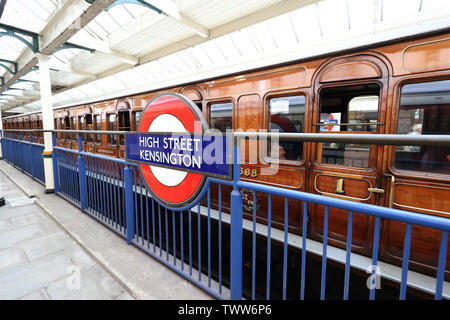 Dampf auf der U-Bahn-Linie District 150, District Line 150. Jahrestag, High Street Kensington U-Bahnstation, London, UK, 23. Juni 2019, Foto von Rich Stockfoto