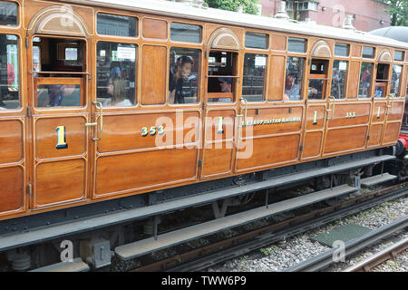 Metropolitan Jubiläum Trainer 353, Dampf auf der U-Bahn-Linie District 150, District Line 150. Jahrestag, U-Bahnhof Ealing Broadway, London, UK, 23. Stockfoto