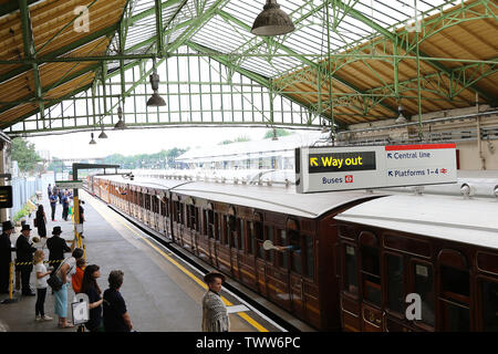 Dampf auf der U-Bahn-Linie District 150, District Line 150. Jahrestag, U-Bahnhof Ealing Broadway, London, UK, 23. Juni 2019, Foto von Richard Gol Stockfoto