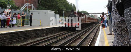 Metropolitan Nr. 1 Dampflok Dampf auf der U-Bahn-Linie District 150, District Line 150. Jahrestag, U-Bahnhof Ealing Broadway, London, UK Stockfoto