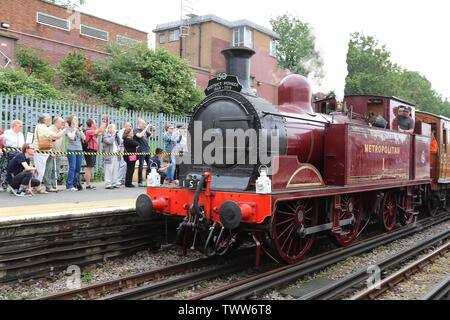 Metropolitan Nr. 1 Dampflok Dampf auf der U-Bahn-Linie District 150, District Line 150. Jahrestag, U-Bahnhof Ealing Broadway, London, UK Stockfoto