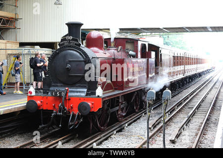 Metropolitan Nr. 1 Dampflok Dampf auf der U-Bahn-Linie District 150, District Line 150. Jahrestag, U-Bahnhof Ealing Broadway, London, UK Stockfoto