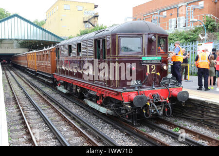 Sarah Siddons elektrische Lokomotive, Dampf auf der U-Bahn-Linie District 150, District Line 150. Jahrestag, U-Bahnhof Ealing Broadway, London, UK, Stockfoto