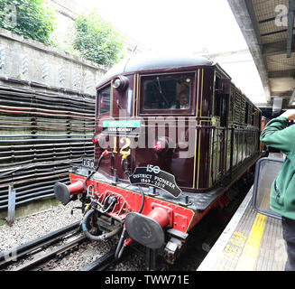 Sarah Siddons elektrische Lokomotive, Dampf auf der U-Bahn-Linie District 150, District Line 150. Jahrestag, Acton Town Tube Station, London, UK, 23 J Stockfoto