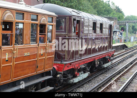 Sarah Siddons elektrische Lokomotive, Dampf auf der U-Bahn-Linie District 150, District Line 150. Jahrestag, U-Bahnhof Ealing Broadway, London, UK, Stockfoto