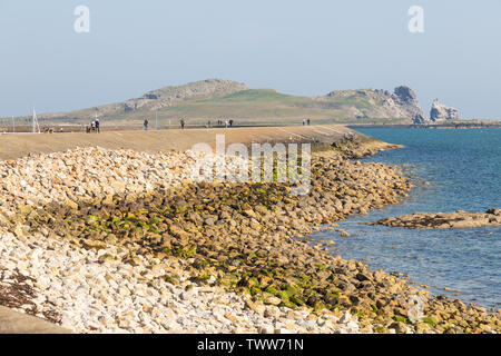 Wanderweg in Howth Pier mit Irelands Auge Insel im Hintergrund zu Leuchtturm, Howth, Dublin, Irland Stockfoto