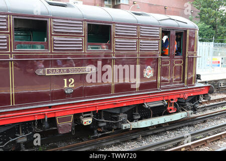 Sarah Siddons elektrische Lokomotive, Dampf auf der U-Bahn-Linie District 150, District Line 150. Jahrestag, U-Bahnhof Ealing Broadway, London, UK, Stockfoto