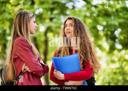 Junge Studenten ein Gespräch im Freien Stockfoto