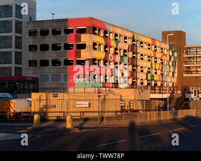 AJAXNETPHOTO. 2018. WORTHING, ENGLAND - Platzsparend - GRAFTON STREET MEHRSTÖCKIGES PARKHAUS IN DER STADT MIT ÖFFENTLICHEN KUNST FASSADE Dekor. Foto: Jonathan Eastland/AJAX REF: GXR 190306 7750 Stockfoto