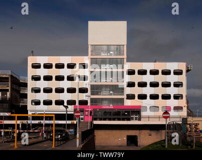 AJAXNETPHOTO. 2019. WORTHING, ENGLAND - Platzsparend - GRAFTON STREET MEHRSTÖCKIGES PARKHAUS IN DER STADT NACH DEM AUSBAU DER GRELLEN öffentlichen Kunst- und Malerarbeiten. Foto: Jonathan Eastland/AJAX REF: GXR 190306 7859 Stockfoto