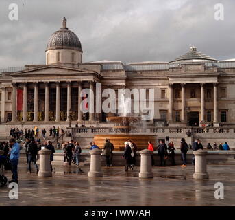 AJAXNETPHOTO. 2018. LONDON, ENGLAND. - NATIONAL GALLERY FASSADE AUS GESEHEN, Trafalgar Square. Foto: Jonathan Eastland/AJAX REF: GXR182009 7572 Stockfoto