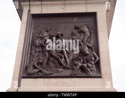 AJAXNETPHOTO. 2018. LONDON, ENGLAND. - TRAFALGAR HELD - BRONZE PLAKETTE VON BILDHAUER W.F. WOODINGTON, Admiral Horatio Nelson IN DER SCHLACHT VON DEM NIL AN 1798 DEN FUSS VON Nelson's Column auf den Trafalgar Square. Foto: Jonathan Eastland/AJAX REF: GXR182009 7557 Stockfoto