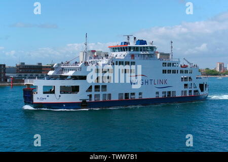 AJAXNETPHOTO. 3. JUNI, 2019. PORTSMOUTH, ENGLAND - PORTSMOUTH ISLE OF WIGHT WIGHT LINK St. Clare aus dem Hafen zu. Foto: Jonathan Eastland/AJAX REF: GXR 190306 7874 Stockfoto