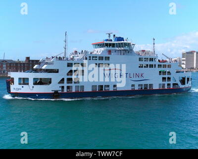 AJAXNETPHOTO. 3. JUNI, 2019. PORTSMOUTH, ENGLAND - PORTSMOUTH ISLE OF WIGHT WIGHT LINK St. Clare aus dem Hafen zu. Foto: Jonathan Eastland/AJAX REF: GXR 190306 7875 Stockfoto