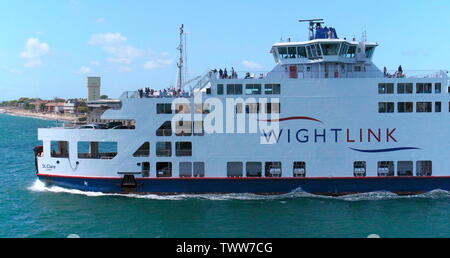 AJAXNETPHOTO. 3. JUNI, 2019. PORTSMOUTH, ENGLAND - PORTSMOUTH ISLE OF WIGHT WIGHT LINK St. Clare aus dem Hafen zu. Foto: Jonathan Eastland/AJAX REF: GXR 190306 7876 Stockfoto