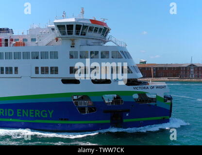 AJAXNETPHOTO. 3. JUNI, 2019. PORTSMOUTH, ENGLAND - PORTSMOUTH ISLE OF WIGHT WIGHT LINK VICTORIA WIGHT HYBRID ENERGIE FÄHRE INBOUND ZUM STURZ, Portsmouth. Foto: Jonathan Eastland/AJAX REF: GXR 190306 7880 Stockfoto