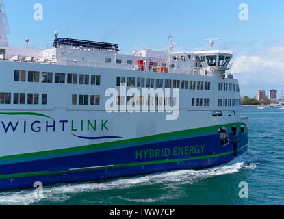 AJAXNETPHOTO. 3. JUNI, 2019. PORTSMOUTH, ENGLAND - PORTSMOUTH ISLE OF WIGHT WIGHT LINK VICTORIA WIGHT HYBRID ENERGIE FÄHRE INBOUND ZUM STURZ, Portsmouth. Foto: Jonathan Eastland/AJAX REF: GXR 190306 7882 Stockfoto