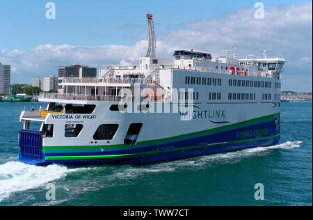 AJAXNETPHOTO. 3. JUNI, 2019. PORTSMOUTH, ENGLAND - PORTSMOUTH ISLE OF WIGHT WIGHT LINK VICTORIA WIGHT HYBRID ENERGIE FÄHRE INBOUND ZUM STURZ, Portsmouth. Foto: Jonathan Eastland/AJAX REF: GXR 190306 7883 Stockfoto