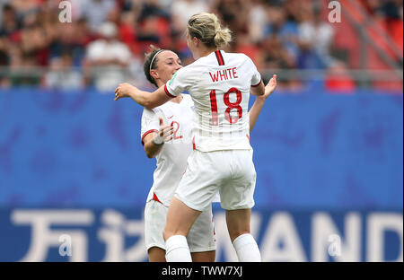 England's Ellen White (rechts) feiert das zweite Ziel ihrer Seite des Spiels mit Team-mate während der FIFA Frauen-WM, die Runde der letzten 16 Match am Zustand du Hainaut, Valenciennes zählen. Stockfoto