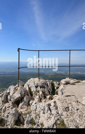 Alte Geländer oder Balastrades auf dem Gipfel, Cliff-Top, Klippen oder auf den Mont Sainte-Victoire Berg in der Nähe von Aix-en-Provence Provence Frankreich Stockfoto