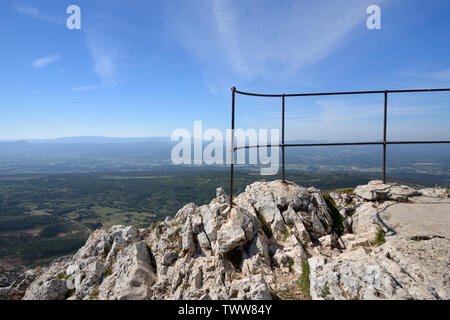 Alte Geländer oder Balastrades auf dem Gipfel, Cliff-Top, Klippen oder auf den Mont Sainte-Victoire Berg in der Nähe von Aix-en-Provence Provence Frankreich Stockfoto