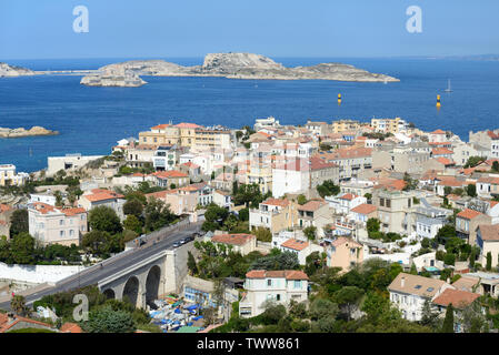 Blick über das historische Viertel von Endoume & Malmousque mit Îles Frioul-inseln in Entfernung Marseille Provence Frankreich Stockfoto