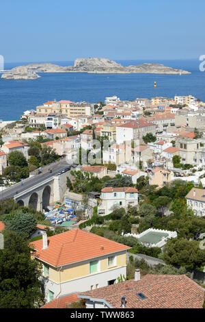 Blick über das historische Viertel von Endoume & Malmousque mit Îles Frioul-inseln in Entfernung Marseille Provence Frankreich Stockfoto