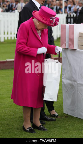 Königin Elizabeth II. während des Out-sourcing Inc Royal Windsor Schale an der Guards Polo Club, Windsor Great Park, Egham, Surrey. Stockfoto