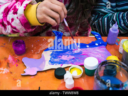 Russland, Jaroslawl Stadt - Mai 4, 2019: Das Kind ein Bild malt. Zeichnung Lektion in der Schule oder Creative Studio. Um es gibt Farben und Dosen Stockfoto