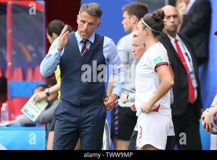 England Head Coach Phil Neville (links) spricht mit Teamkollege Jodie Taylor während der FIFA Frauen-WM, die Runde der letzten 16 Match am Zustand du Hainaut, Valenciennes. Stockfoto