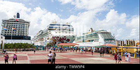 PHILIPSBURG, Sint Maarten - Dezember 13, 2016: St. Maarten's Wirtschaft ist auf den Tourismus von Touristen auf der Insel bleiben oder von den vielen Kreuzfahrt l Stockfoto