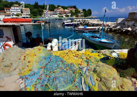 Fischernetze, Seile und schwimmt, Kassiopi Bay, Kassopaia, Ionische Inseln, Korfu, Griechenland Stockfoto