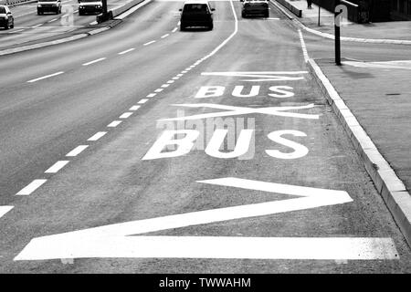 Fahrbahn Markierungen an der Bushaltestelle auf der Straße der Stadt in Schwarz und Weiß mit hohem Kontrast Stockfoto