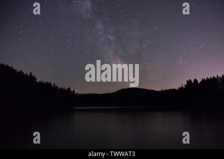Lila nacht himmel Sterne über Bergsee. Milchstraße im Sommer Starry Night Stockfoto