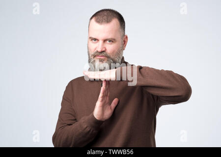 Mann, Zeit, Geste. Ich brauche eine Pause zu machen. Stockfoto