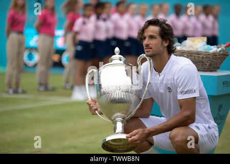 Queens Club, London, Großbritannien. 23. Juni 2019. Die ATP Tennis Turnier; Fever-Tree Feliciano Lopez (ESP) mit dem Queens Cup Credit: Aktion plus Sport/Alamy leben Nachrichten Stockfoto